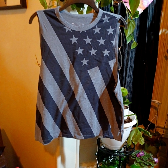 EUC Under Armor Tank - Picture 1 of 4